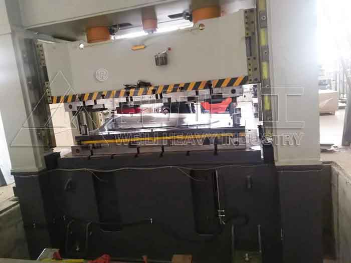 4800吨框架式锻造液压压力机工作台和活动横梁